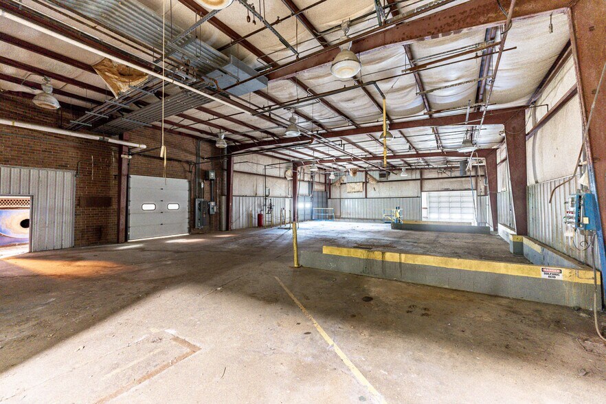 More Photos Of 200 Universal Dr, Centerville Distribution For Lease