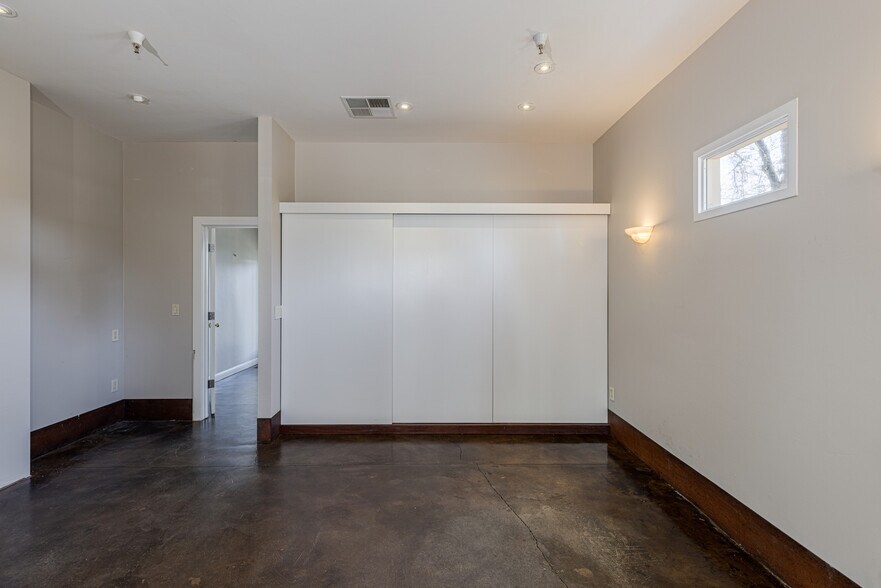 More Photos Of 220 Windsor River Rd, Windsor Apartments For Sale