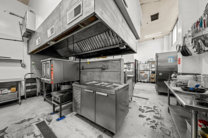 More Photos Of 701 E 2nd Ave, Durango Showroom For Lease