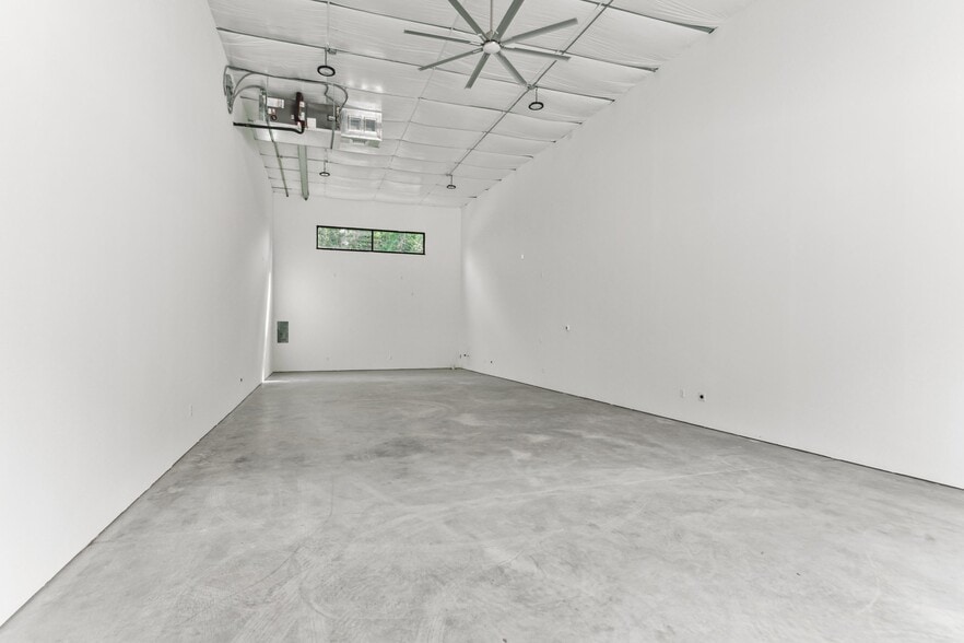 More Photos Of 12402 Malcomson Rd, Houston Self Storage For Sale