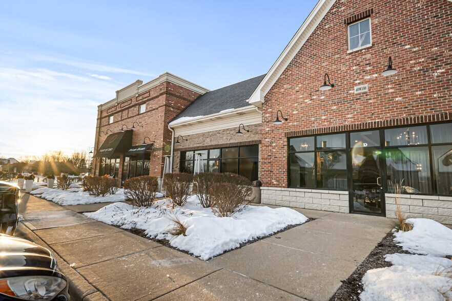 More Photos Of 40W188 Campton Crossings Dr, St Charles Restaurant For Sale