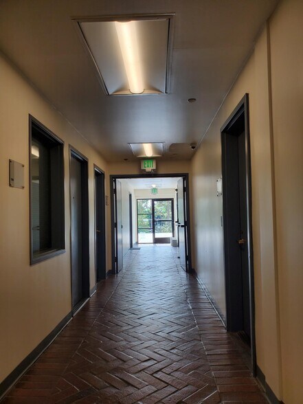 More Photos Of 881 Alma Real Dr, Pacific Palisades Loft Creative Space For Lease