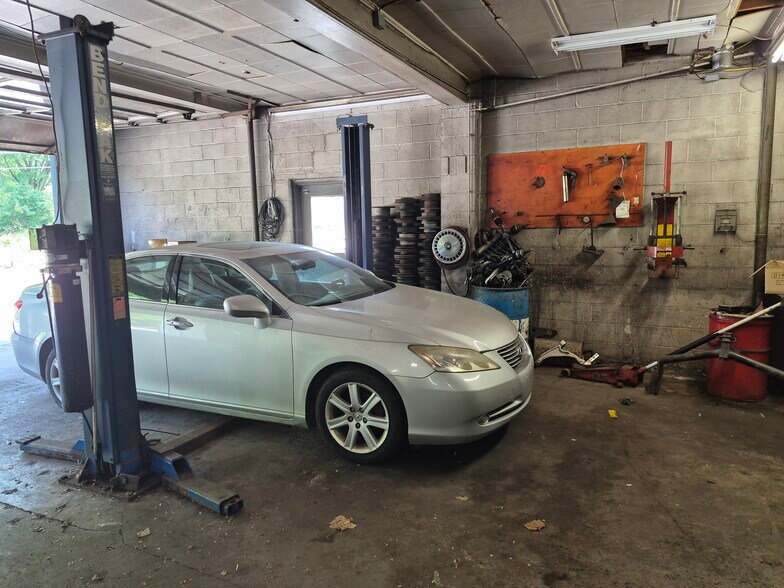 More Photos Of 2702 Saw Mill Run Blvd, Pittsburgh Auto Repair For Sale