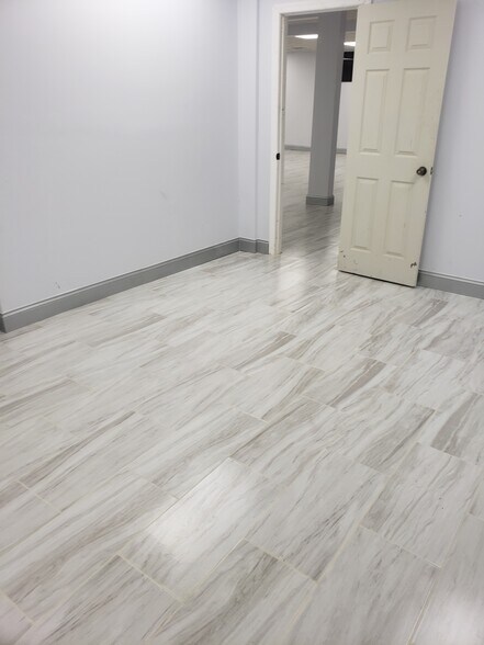 More Photos Of 24724 Lahser Rd, Southfield Office For Sale