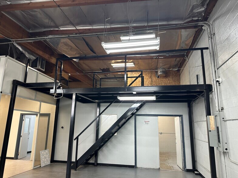More Photos Of 9525 Owensmouth Ave, Chatsworth Research And Development For Lease