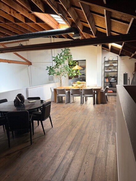 More Photos Of 1112 N Beachwood Dr, Los Angeles Office For Lease