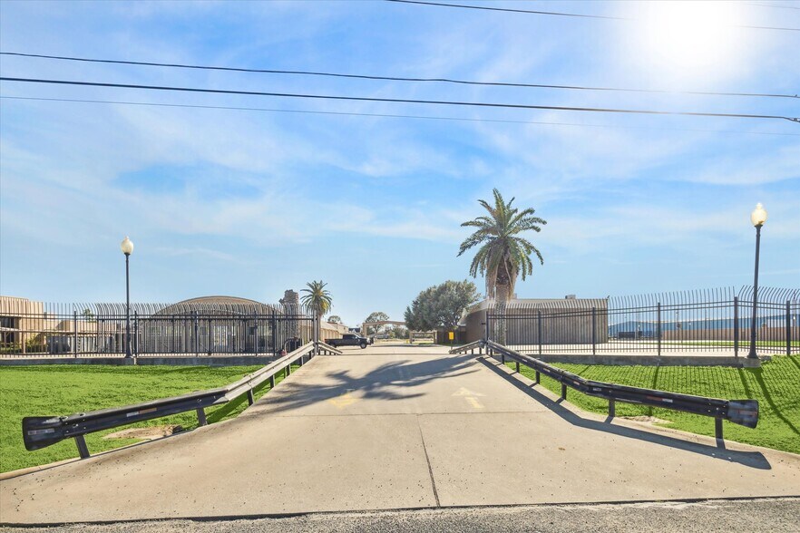 More Photos Of 1401 Mlk Blvd, El Campo Flex For Sale