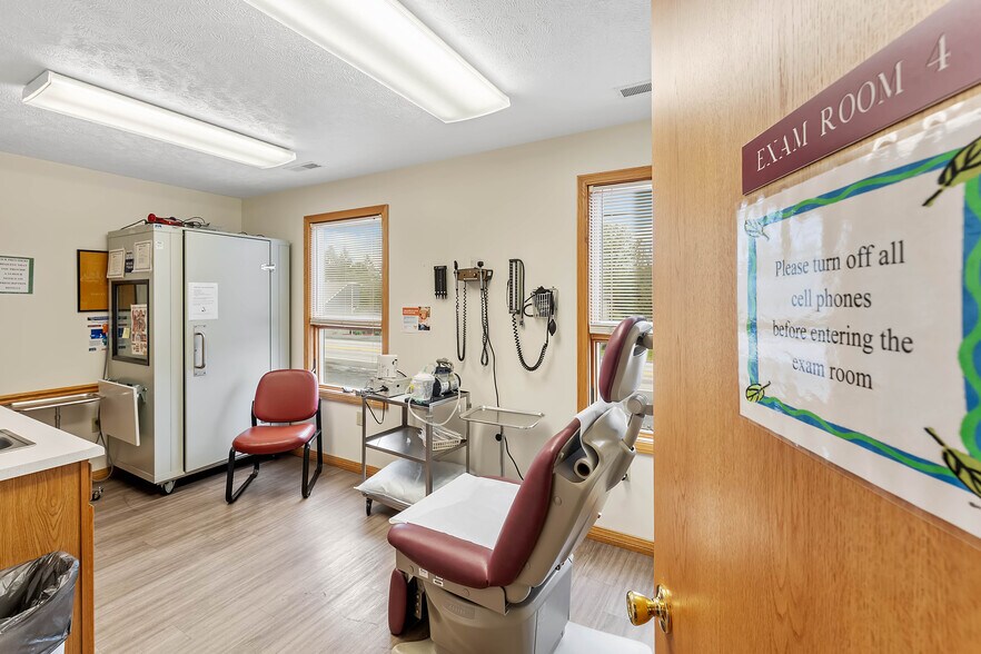 More Photos Of 725 N Pike St, Grafton Office For Sale