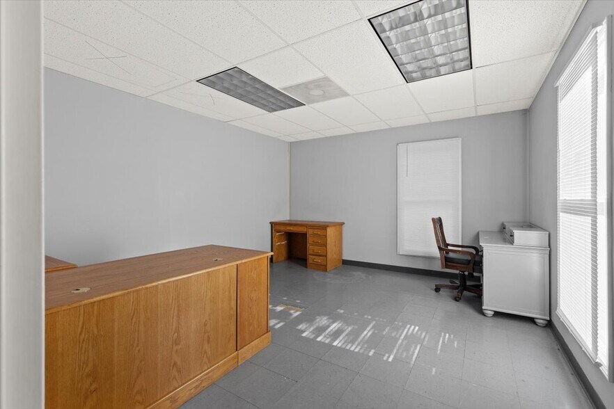 More Photos Of 617 Mulberry St, Elizabethtown Office For Sale