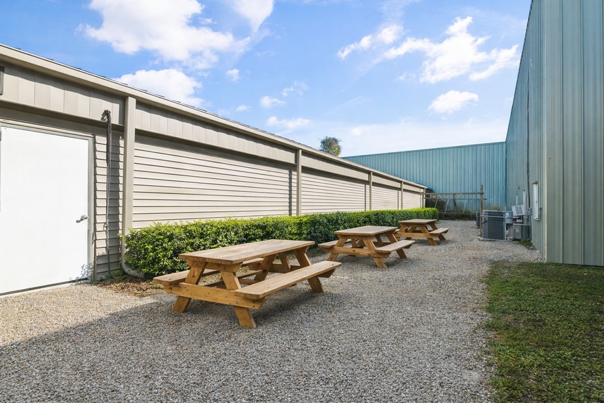 More Photos Of 2120 Collier Ave, Fort Myers Unknown For Lease