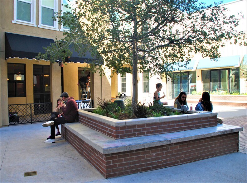 More Photos Of 24450 Main St, Newhall Unknown For Lease