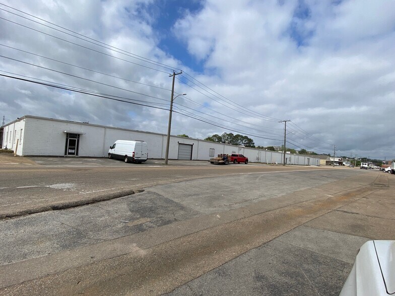 More Photos Of 1031 S Green St, Tupelo Warehouse For Sale