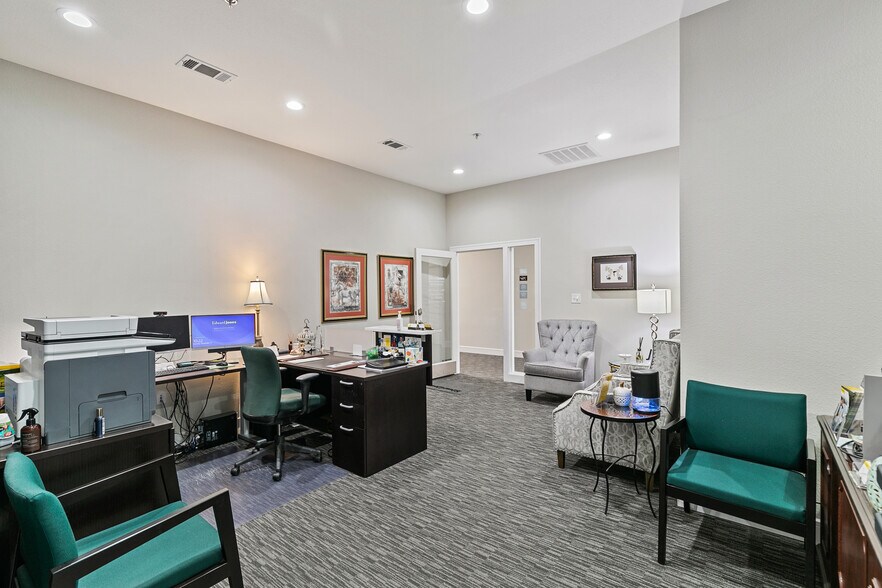 More Photos Of 205 W Louisiana St, McKinney Office For Lease