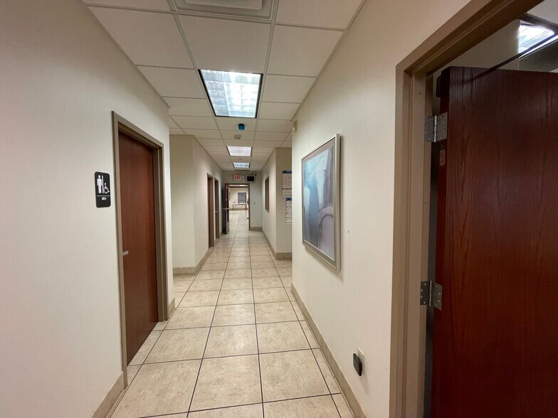 More Photos Of 7215 Riverport Plaza Dr, Louisville Freestanding For Sale