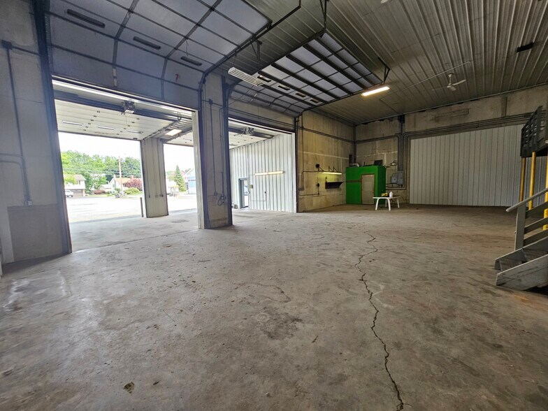 More Photos Of 14 Willet St, Florida Warehouse For Lease