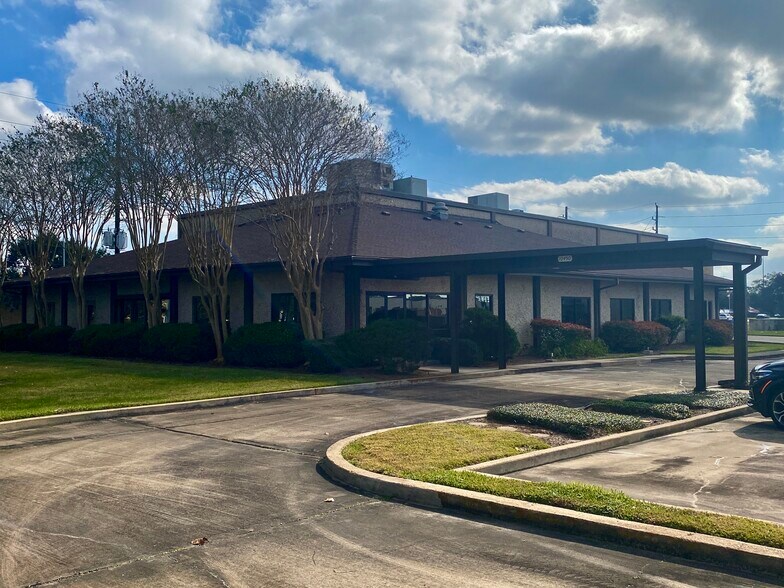 More Photos Of 10450 Corporate Dr, Sugar Land Manufacturing For Sale