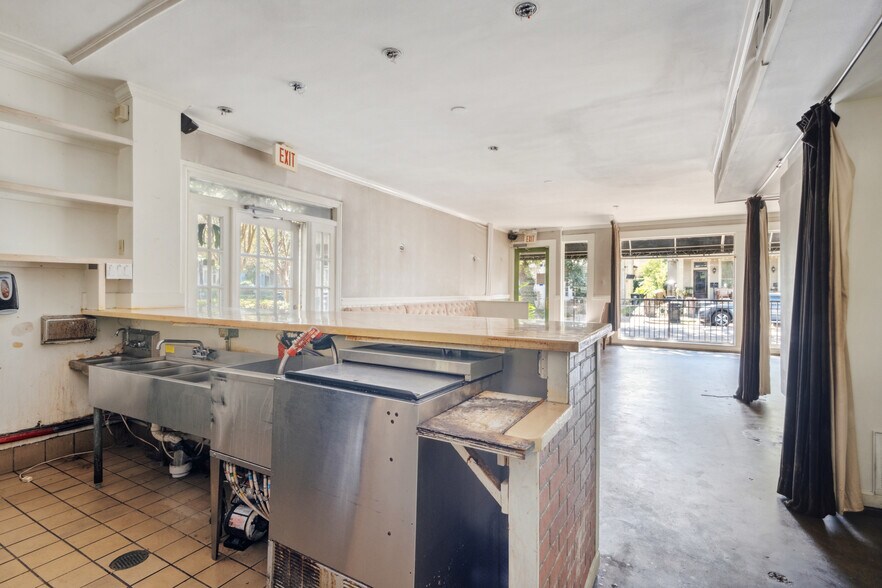 More Photos Of 5015 Magazine St, New Orleans General Retail For Lease
