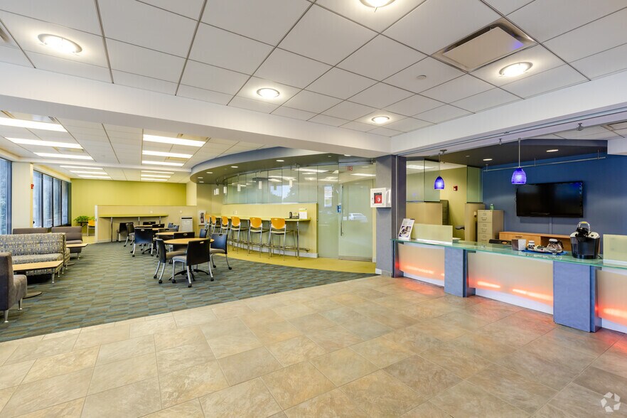 More Photos Of 850 Warrenville Rd, Lisle Office For Sale