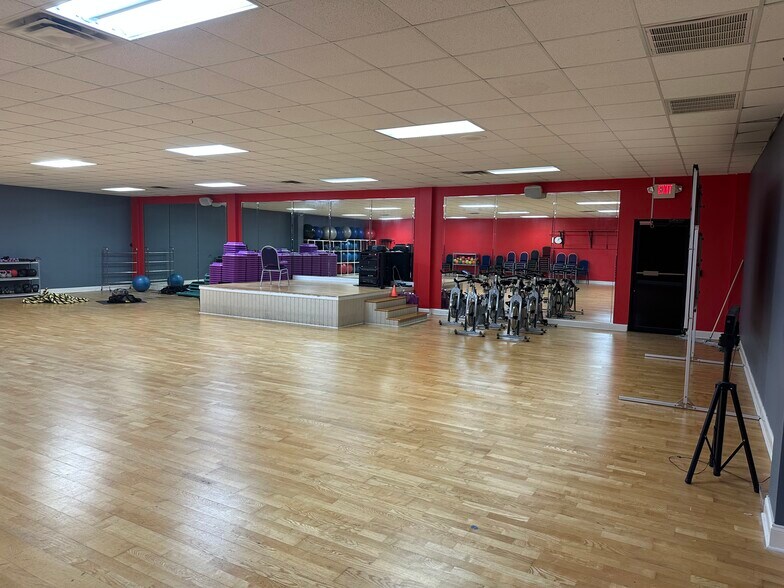 More Photos Of 106 Bowling Ln, Dublin Flex For Sale