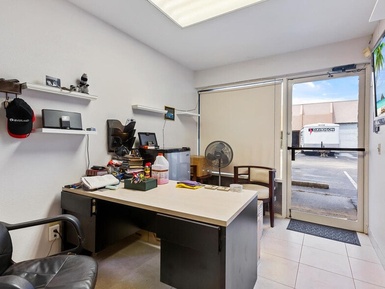 More Photos Of 1360-1396 SE Huffman Rd, Port Saint Lucie Warehouse For Lease