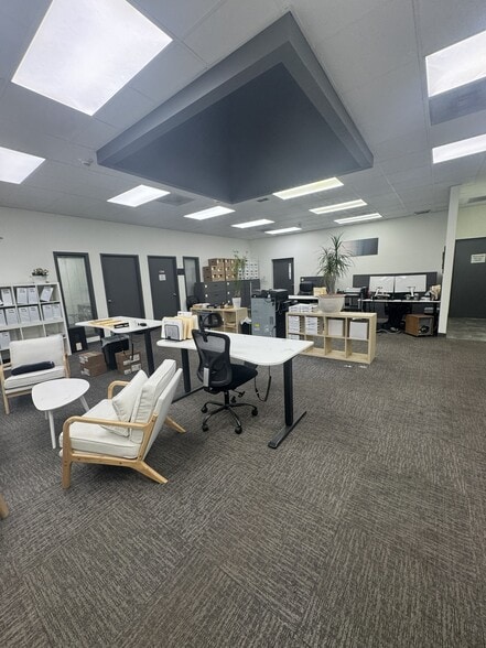 More Photos Of 1480 Howard St, Elk Grove Village Warehouse For Lease