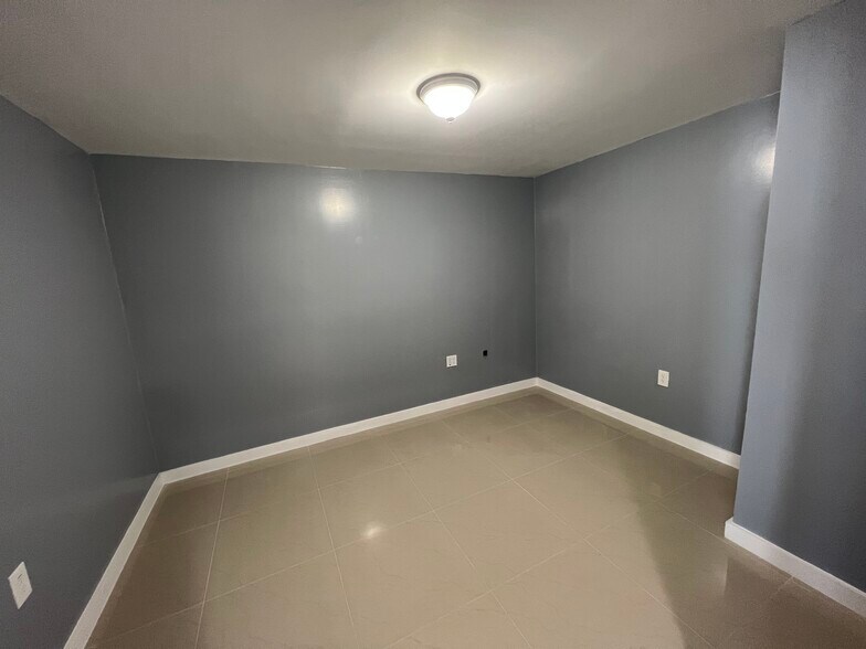 More Photos Of 4019 NE 6th Ave, Oakland Park Warehouse For Sale