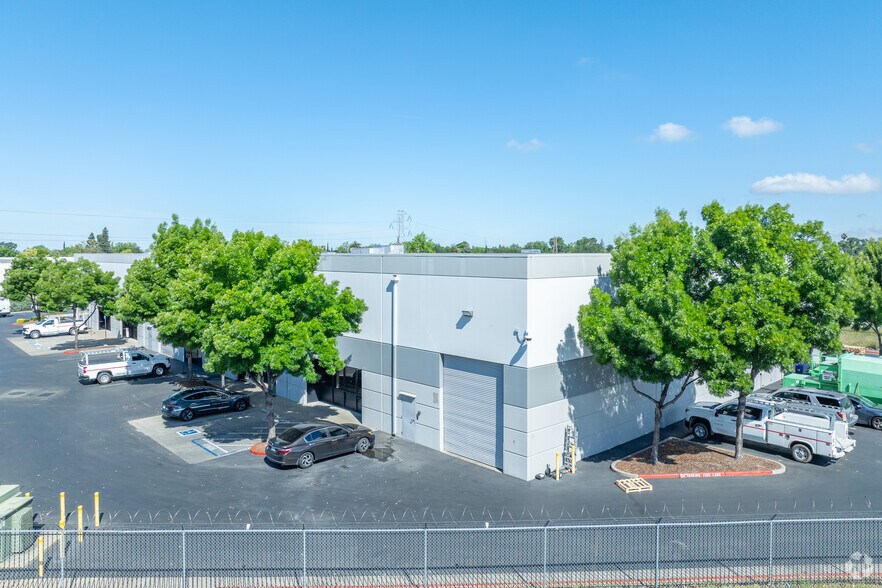 More Photos Of 2709 Academy Way, Sacramento Warehouse For Lease