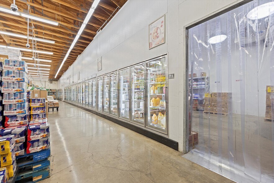 More Photos Of 156 NE 7th St, Newport Supermarket For Sale