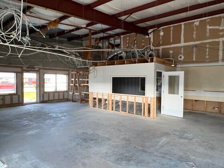 More Photos Of 1312 Market Cir, Port Charlotte Showroom For Lease