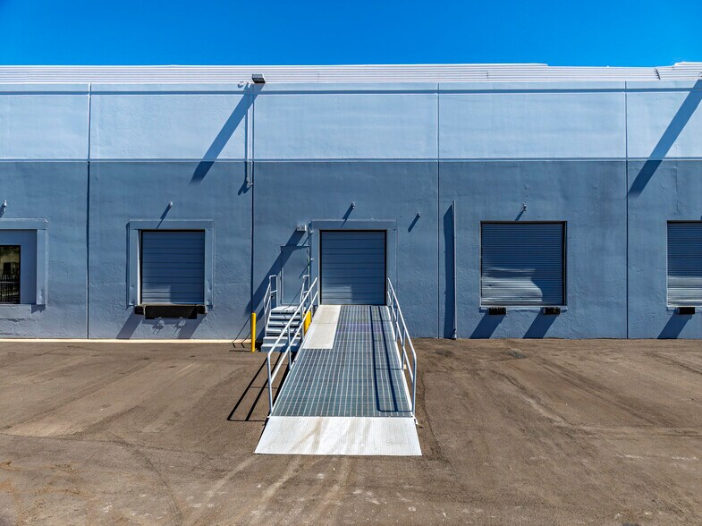 More Photos Of 1326 W Fairmont Dr, Tempe Distribution For Lease