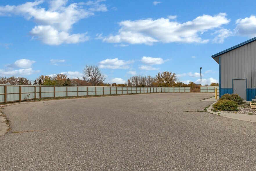 More Photos Of 3507 Dakota St, Alexandria Industrial For Lease