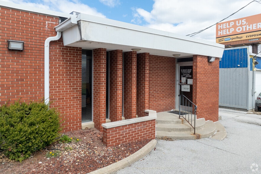 More Photos Of 4418 Douglas Ave, Des Moines Veterinarian Kennel For Sale