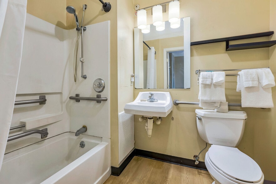 More Photos Of 4650 Cornell Rd, Blue Ash Hotel For Sale