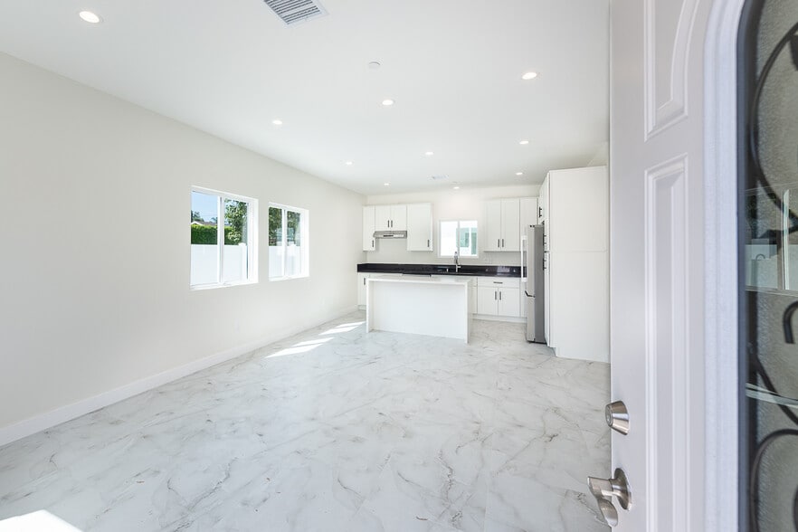 More Photos Of 8004 Shirley Ave, Reseda Multifamily For Sale