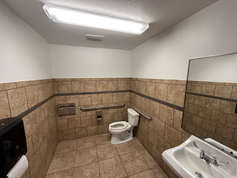 More Photos Of 7946 Alabama Ave, Canoga Park Service For Lease