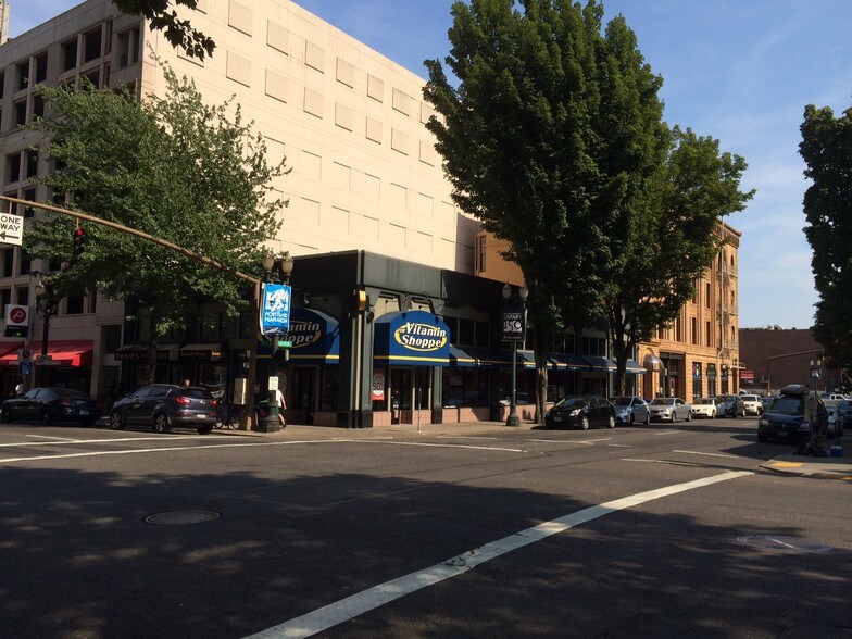 More Photos Of 832-838 SW 4th Ave, Portland Storefront For Lease