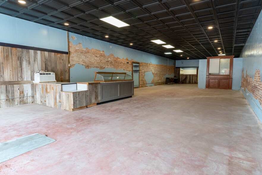More Photos Of 110 E Clark St, Bartlett General Retail For Sale