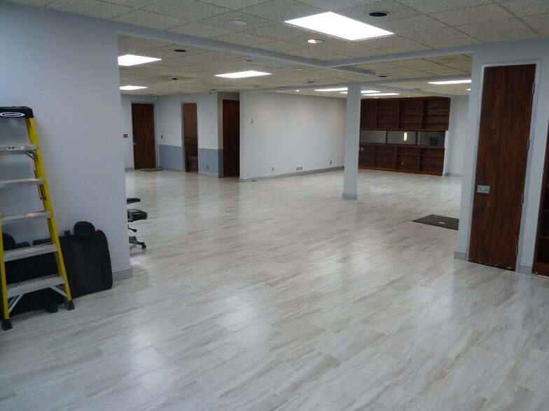 More Photos Of 24724 Lahser Rd, Southfield Office For Sale