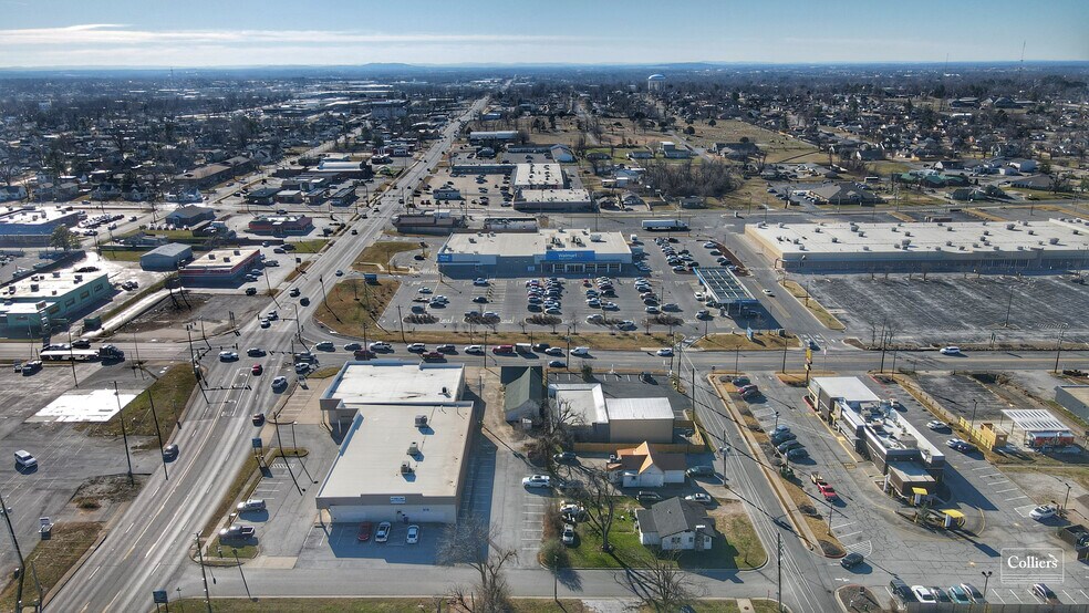 More Photos Of 817 W Walnut St, Rogers General Retail For Lease