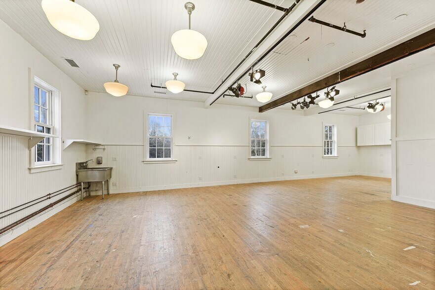 More Photos Of , Amagansett General Retail For Sale
