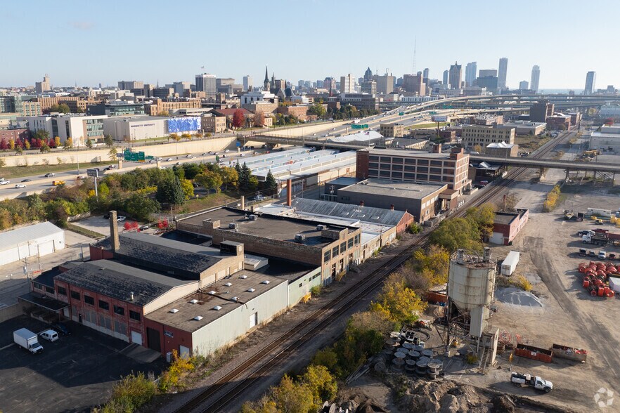 More Photos Of 1741 W Saint Paul Ave, Milwaukee Flex For Sale