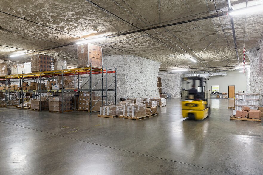 More Photos Of 17501 W 98th St, Lenexa Warehouse For Lease