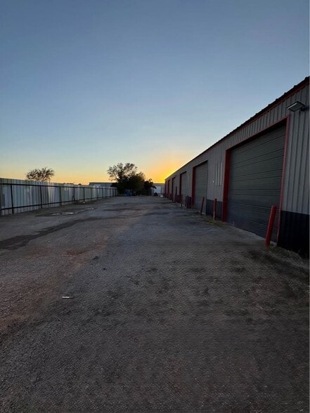 More Photos Of 1300 Garfield St, Midland Industrial For Lease