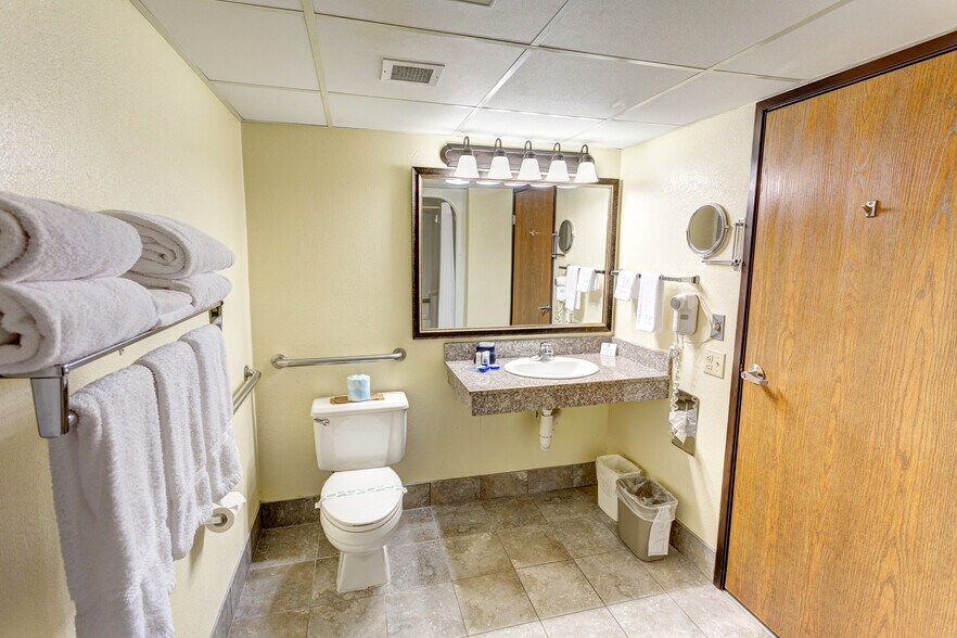 More Photos Of 3257 Shepherd of the Hills Expy, Branson Hotel For Sale