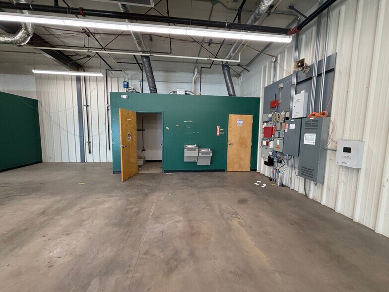 More Photos Of 2020 E Locust St, Davenport Freestanding For Sale