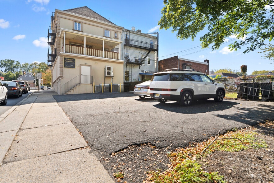 More Photos Of 656-660 Bloomfield Ave, Verona Storefront Retail Residential For Lease