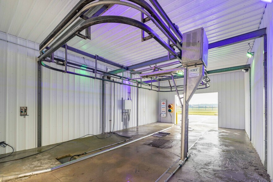 More Photos Of 3181 Lewis Ave, Ida Carwash For Sale