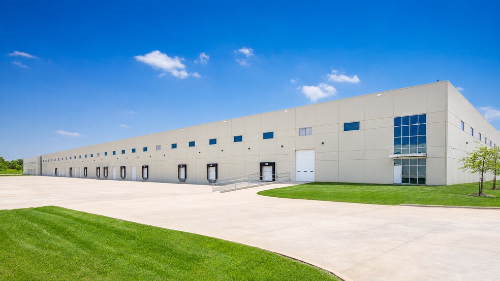 More Photos Of 5000 SW Regional Airport Blvd, Bentonville Warehouse For Lease