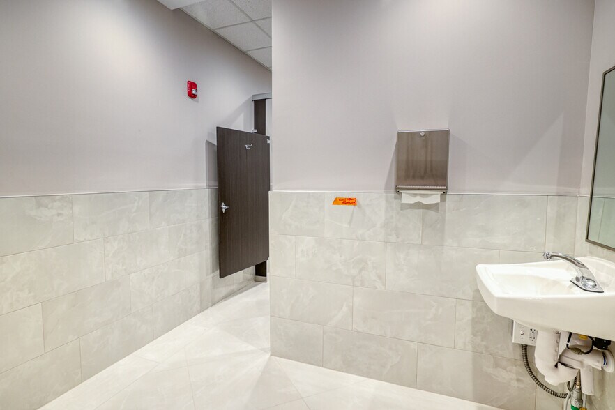More Photos Of 13564 Village Park Dr, Orlando Office For Sale