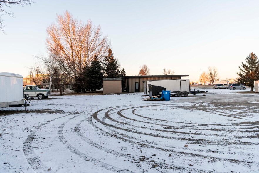 More Photos Of 1119 N 42nd St, Grand Forks Office For Lease